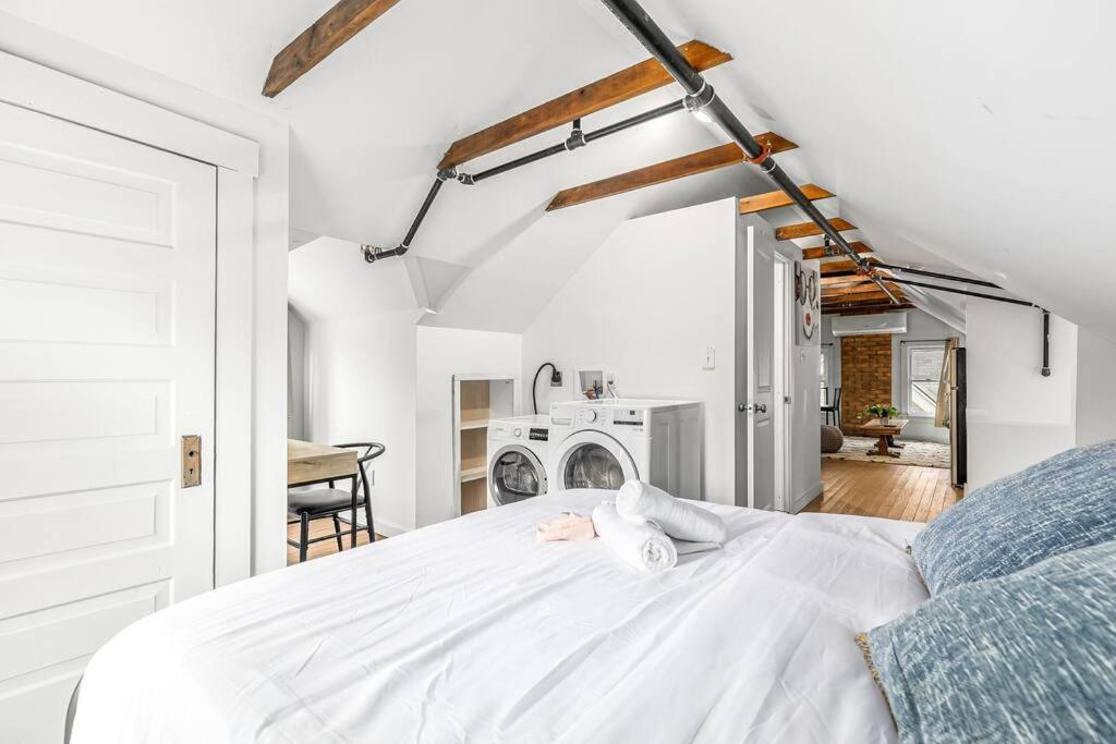 Stately Apartment *